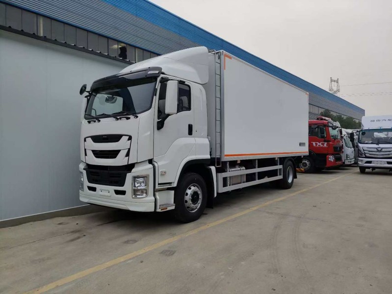 Isuzu GIGA 10-tons refrigerated truck