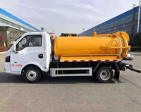 东风途逸吸污车