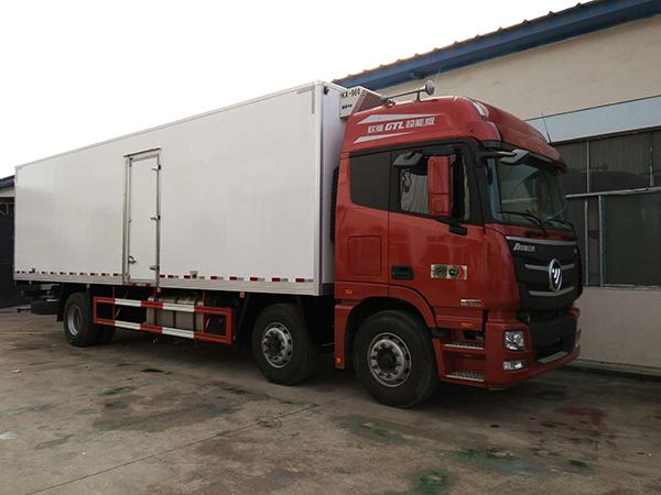 欧曼小三轴9.5米冷藏车